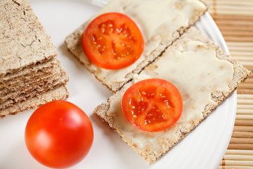 crispbread with tomato