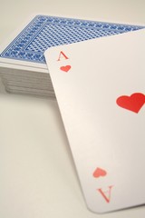 Kartenstapel mit Herz Ass