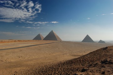 Fototapeta na wymiar Piramidi sulla piana di Giza