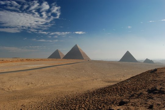 Piramidi sulla piana di Giza