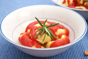 Tortellini mit Tomatensosse