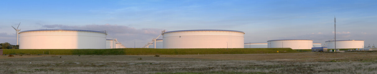 Obraz premium Oil tanks at sunset