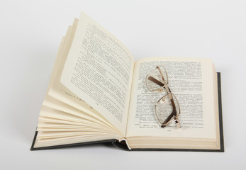 Obraz premium GLASSES AND A BOOK