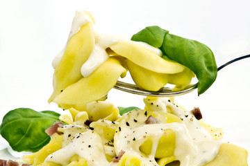 Tortellinis auf einer Gabel