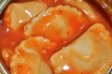 gros plan de raviolis en boîte de conserve
