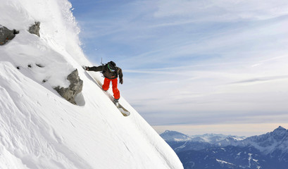 snowboarder in einem steilen Tiefschneehang