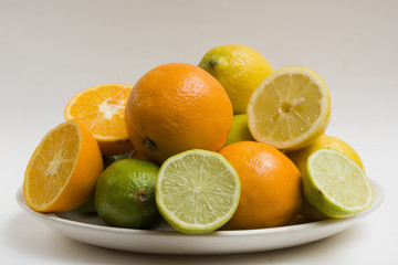 Fototapeta na wymiar frutas en un plato