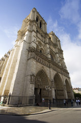 Fototapeta na wymiar Notre Dame daytime