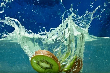 Foto op Canvas Kiwi vers fruit in water © difught