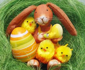 Osternest: Hase, Ei und Küken