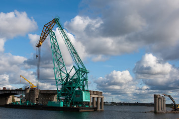 Fototapeta na wymiar Crane and built a bridge against the sky