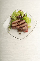 filetto alla griglia e insalata