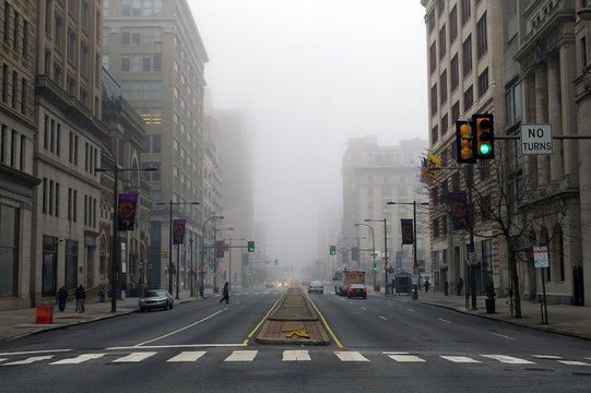 Broad Street dans le brouillard à Philadelphie, Pennsylvanie, États-Unis