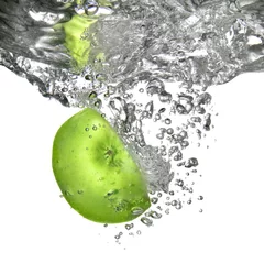 Foto op Canvas groene appel gevallen in water geïsoleerd op wit © artjazz