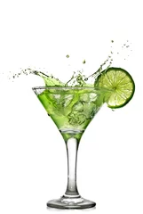 Cercles muraux Éclaboussures deau Cocktail d& 39 alcool vert avec éclaboussures et citron vert isolé