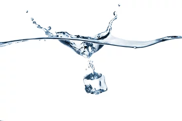 Gordijnen ijsblokje in water gevallen met plons op wit wordt geïsoleerd © artjazz
