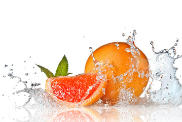 Spritzwasser auf Grapefruit mit Minze isoliert auf weiß
