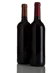 zwei rotwein flaschen isoliert auf weiß