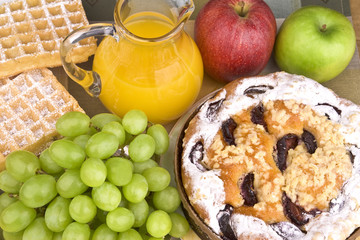 Kuchen, Weintrauben und Orangensaft
