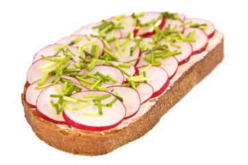 Frühlingsschnitte mit Radieschen und Schnittlauch isoliert