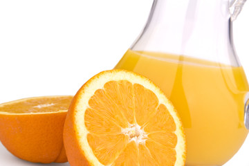 Orange mit Orangensaft in Karaffe isoliert