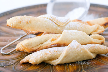 Cake withsprinkled icing sugar