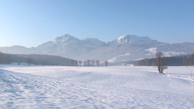 bayerische winterlandschaft mit schnee und bergen