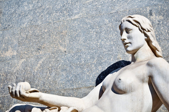 MONUMENTO IN PIAZZA C.L.N. A TORINO