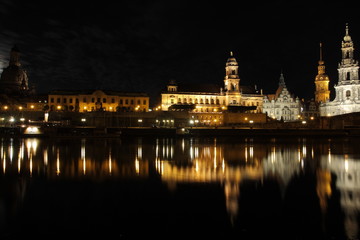 Fototapeta na wymiar Dresden at night