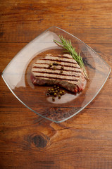 filetto al pepe verde grigliato su tavola di legno