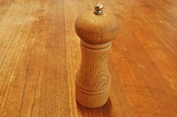 Moulin à poivre posé sur une table en bois