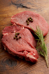 filetto crudo con pepe verde  su tavola di legno