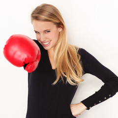 Frau mit Boxhandschuh