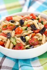 Nudelsalat mit Tomate, Oliven und Gurke