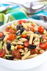 Nudelsalat mit Tomate, Oliven und Gurke