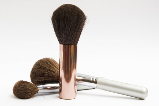 varias brochas de maquillaje