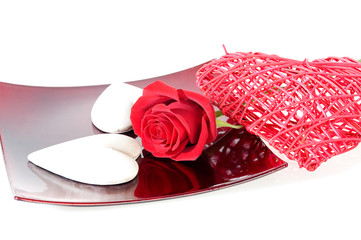 Rote rose mit dekoschale auf weissem hintergrund