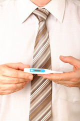 Mann liest Fiberthermometer ab