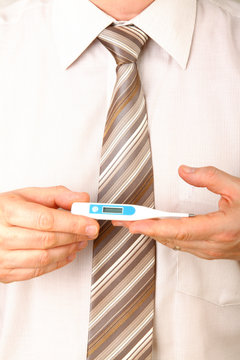 Mann liest Fiberthermometer ab