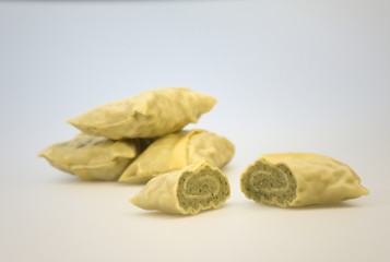 Maultaschen auf grauem Hintergrund mit Verlauf