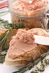 Streichwurstbrot mit Kräuter