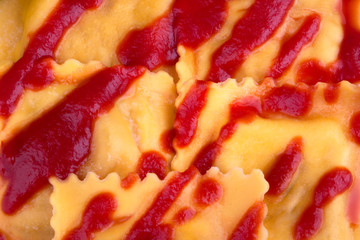 Ravioli mit Tomatensoße