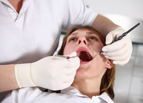 Beim Zahnarzt Kontrolluntersuchung