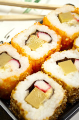 Sushi mit Stäbchen