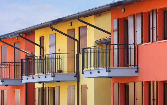 ville a schiera colorate