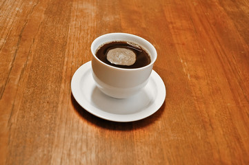 Fototapeta na wymiar Tasse de café posée sur une table en bois