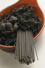 Pasta cruda al nero di seppia