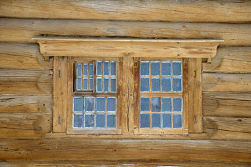 Obraz na płótnie Canvas fragment of an old wooden house