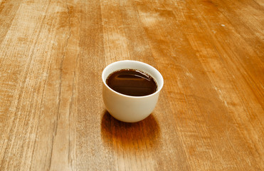 Tasse de café posée sur une table en bois