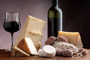 mix di formaggi  salami e di vino